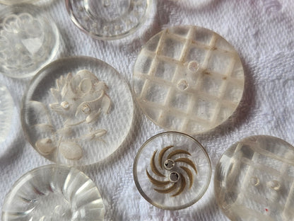 Lot 12 boutons anciens lucite ciselé collection 1,4 cm à 2,2 cm ref 3062