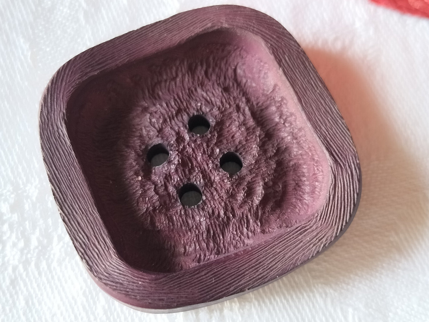 Enorme bouton vintage violet carré mat texturé  4,3 cm ref 1328