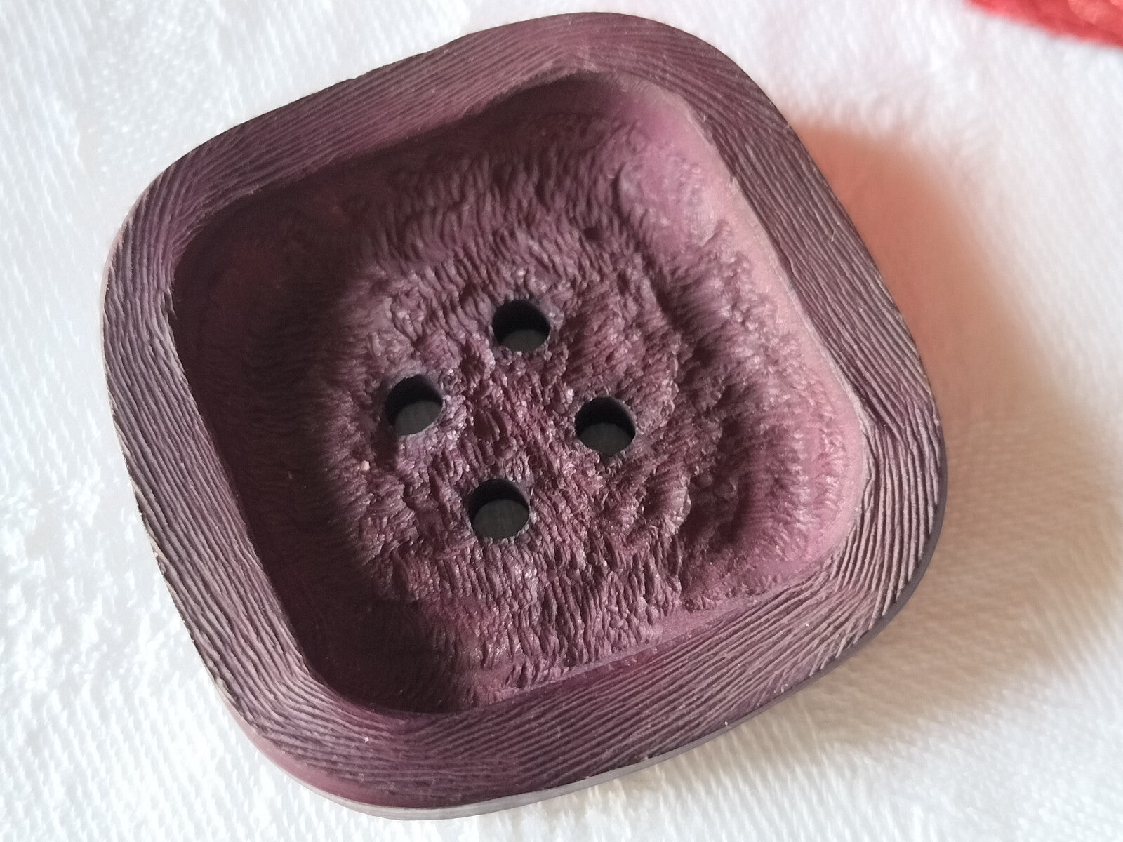 Enorme bouton vintage violet carré mat texturé  4,3 cm ref 1328