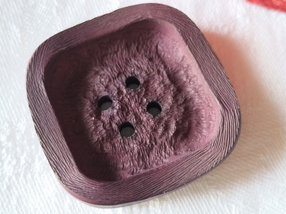 Enorme bouton vintage violet carré mat texturé  4,3 cm ref 1328