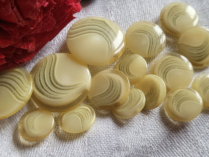 lot 14  boutons vintage creme vague scintillante panaché 1,2 à 2,2 cm ref 1864