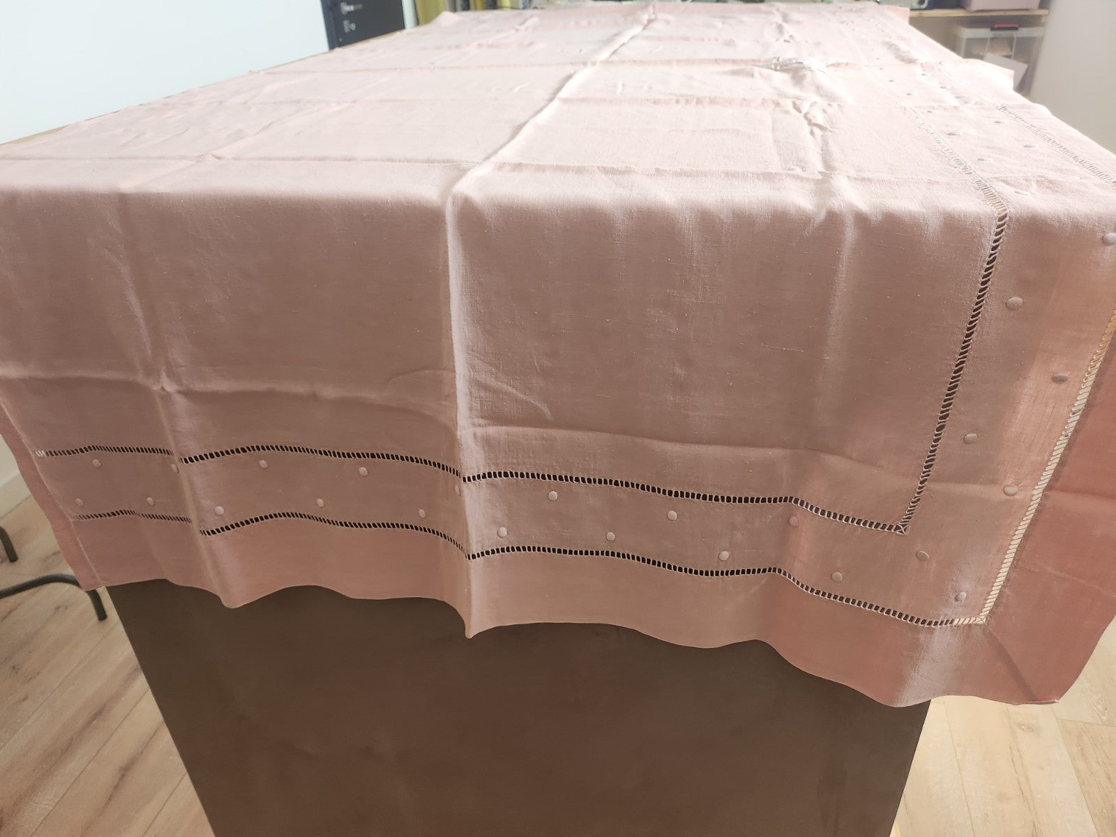 Retour de drap ancien transformé en nappe monogramme BA rose B8