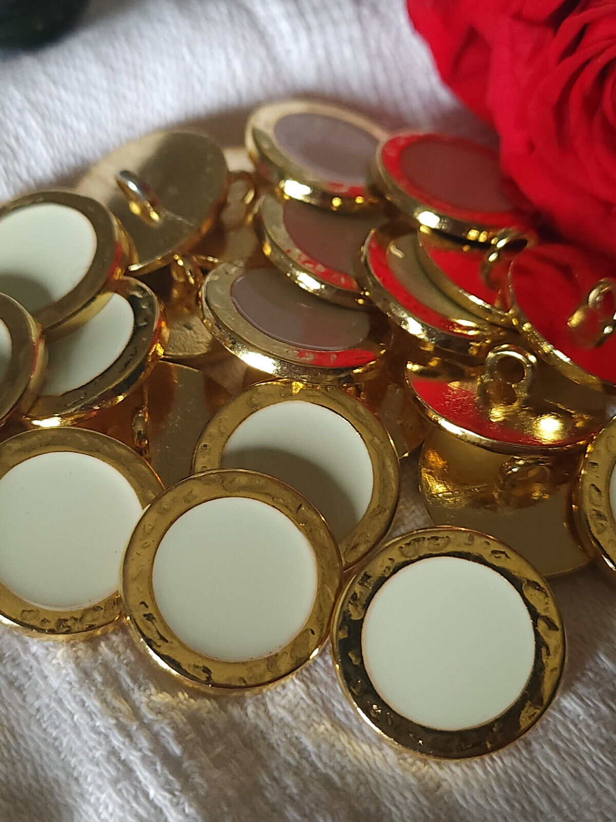 Lot 5 boutons vintage en métal lourd doré créme blanc  à pied  2 cm ref 3337