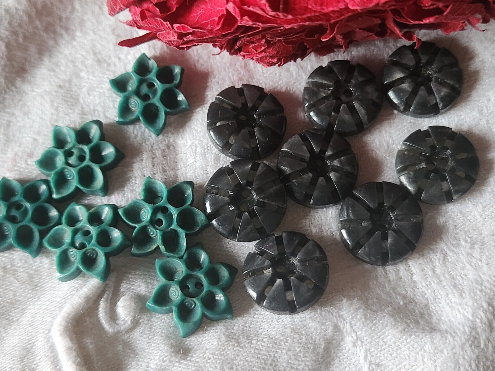 Lot 14 petits boutons anciens travaillé gris vert 2 series 1,5 et 1,7 ref 616