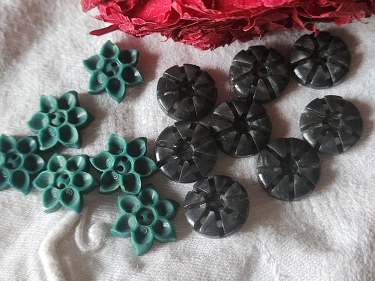 Lot 14 petits boutons anciens travaillé gris vert 2 series 1,5 et 1,7 ref 616