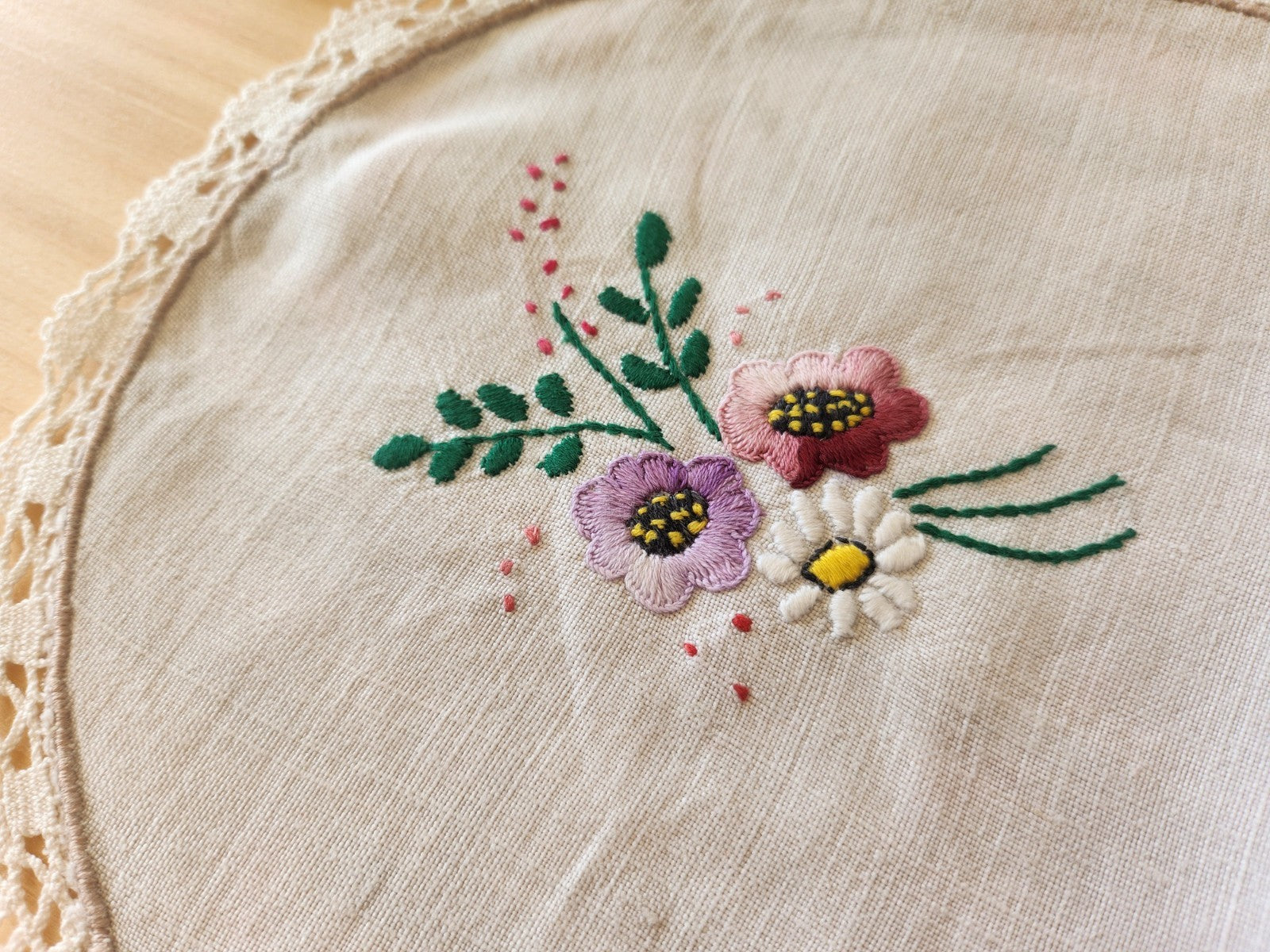 Napperon ancien lin légèrement gris  broderie fleur  23 Sur 33 cm B7