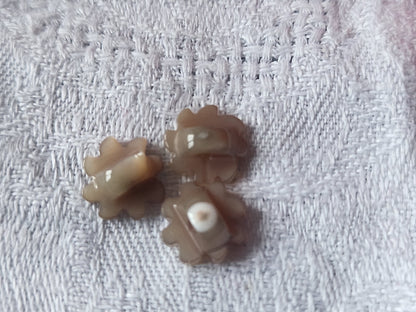 Trio boutons anciens en nacre travaillé marron 1,1 cm pied D16C