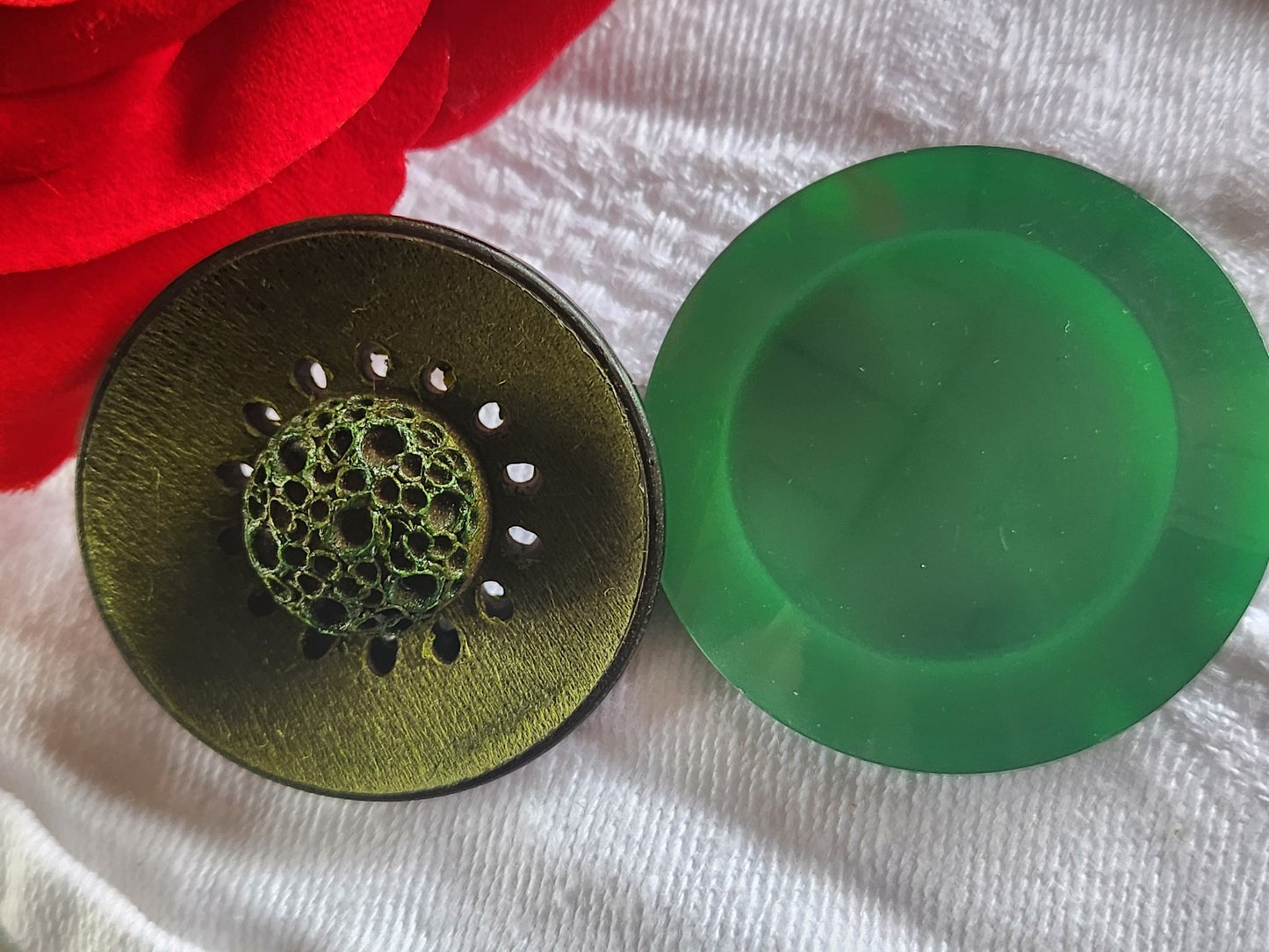 Duo  gros boutons vintage  à pied  vert 3,3 et 3,5 cm ref 2300