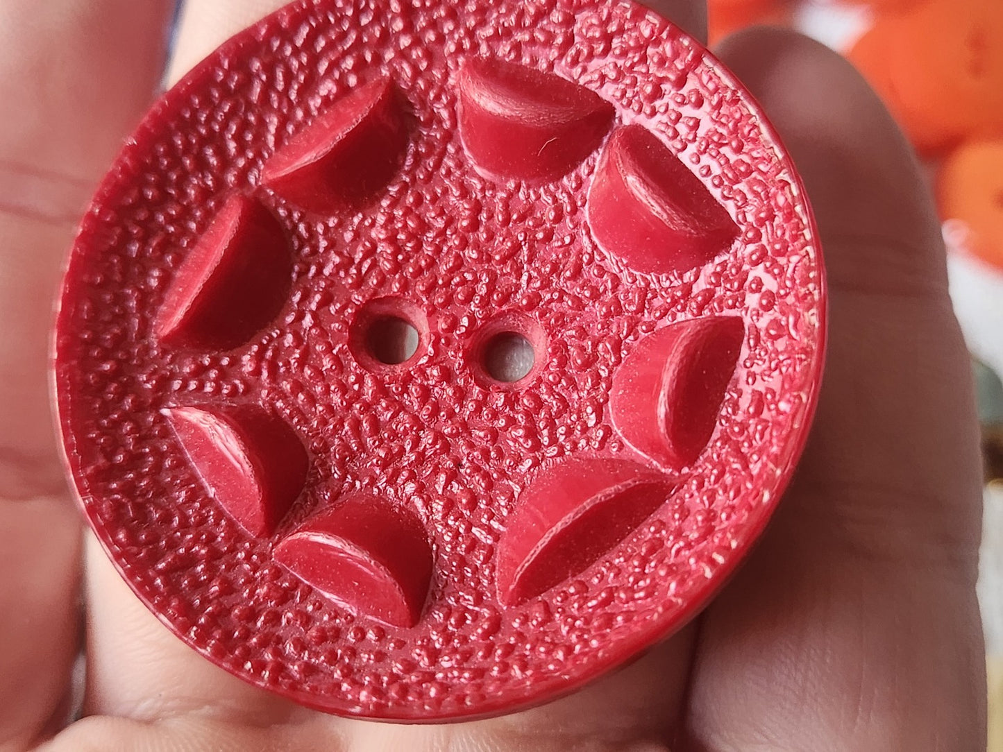 Enorme bouton vintage rouge 4,6 cm trou XXL 46 mm ref  5475