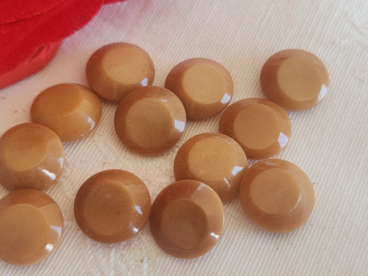 Lot 11 ^petits boutons anciens en corozo  marron à pied 1,2 cm ou 12 mm ref 6269