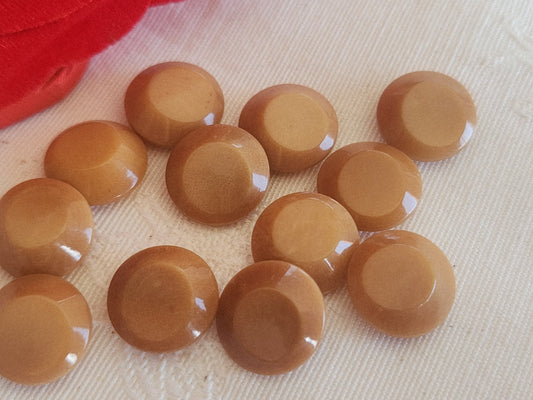 Lot 11 ^petits boutons anciens en corozo  marron à pied 1,2 cm ou 12 mm ref 6269