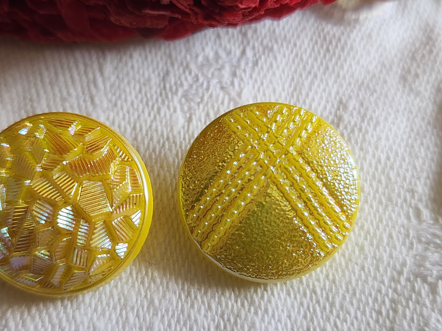 Duo boutons vintage en verre jaune modoré irisé   1,8 cm G19E