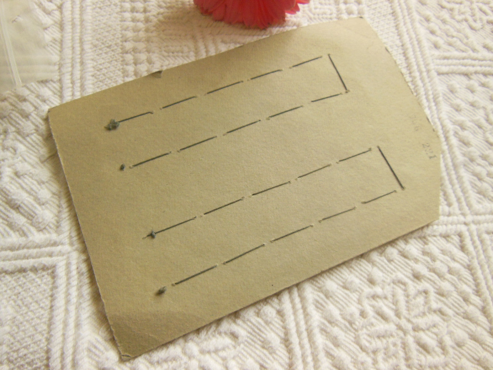 Plaque  24 boutons anciens jaune effet iminacre 2,1 cm 2 trous couture T18