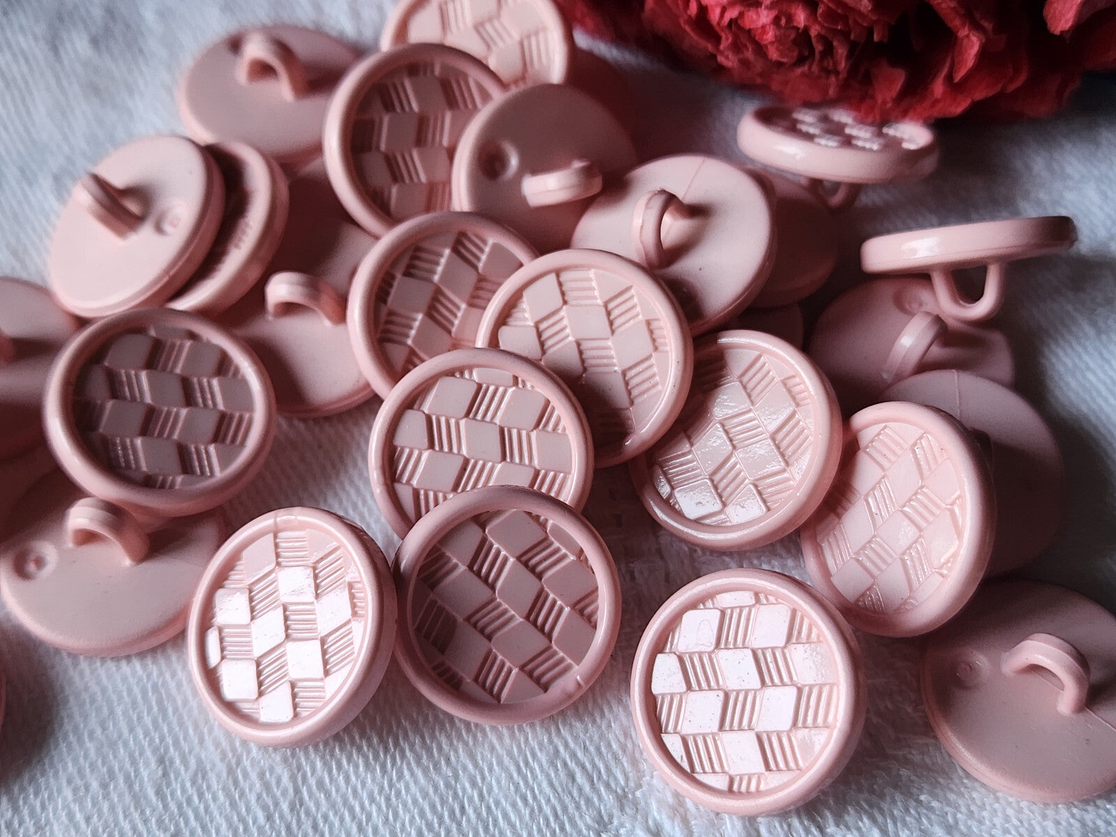 Lot 29 boutons vintage rose  damas  à pied finitions moyennes 1,5 cm ref 2263