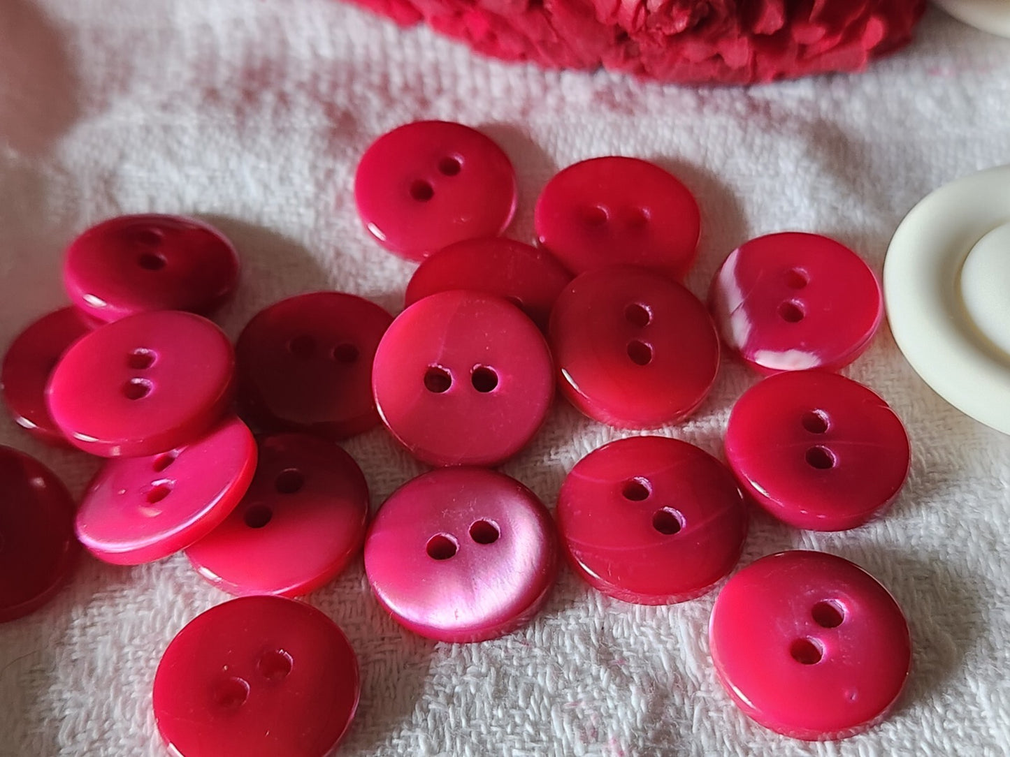 Lot 8 boutons vintage en nacre rose foncé trous 1,5 cm ref 2092