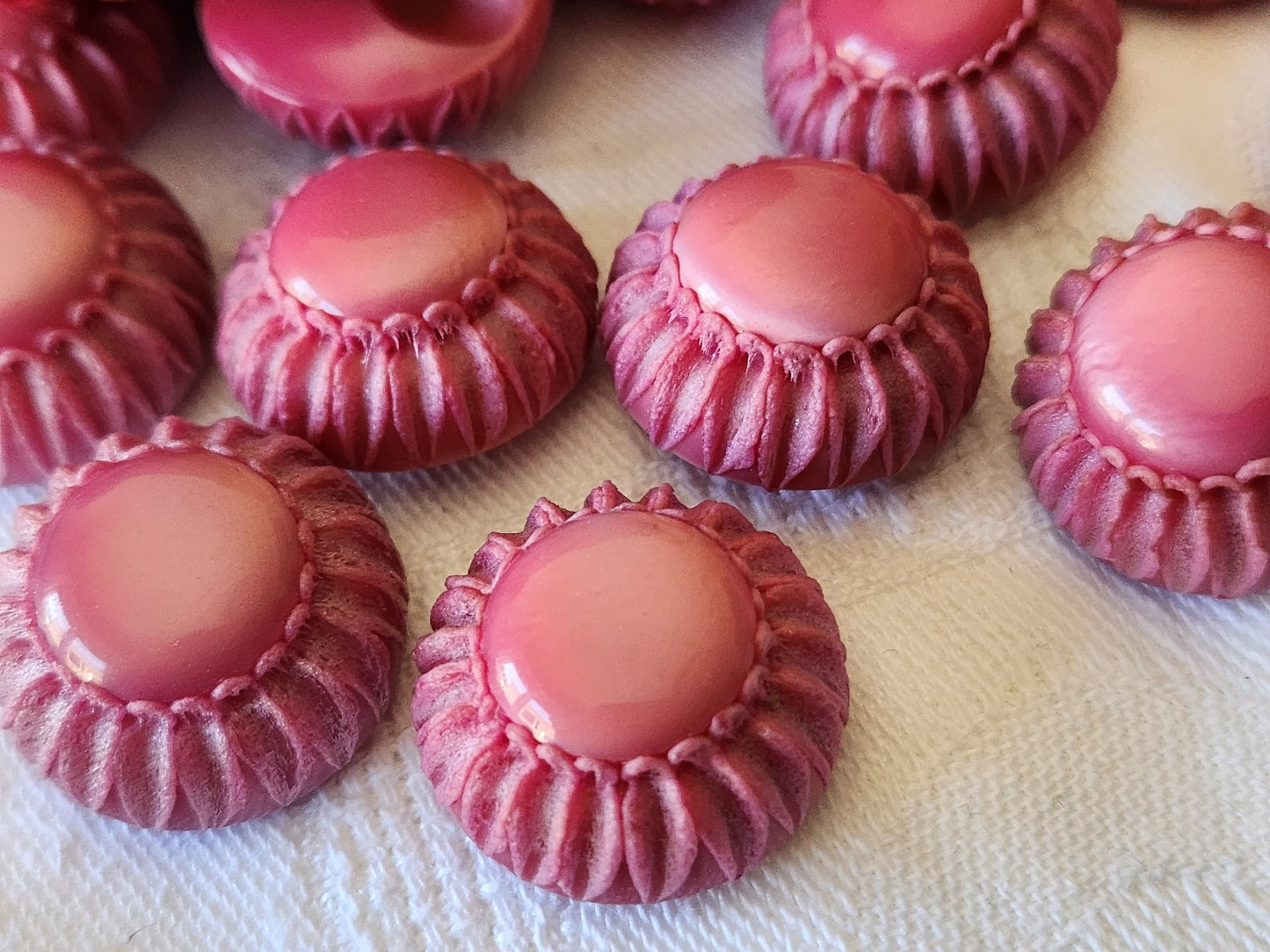 Lot 5 superbes boutons vintage à pied rose  bord texturé 2,3 cm pied ref 6081