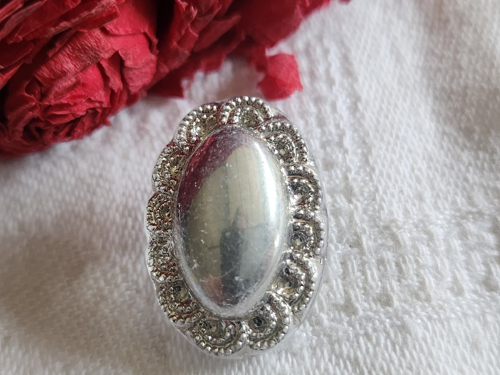 Bouton vintage en verre argenté ovale 1,6 sur 2,3 cm G7R
