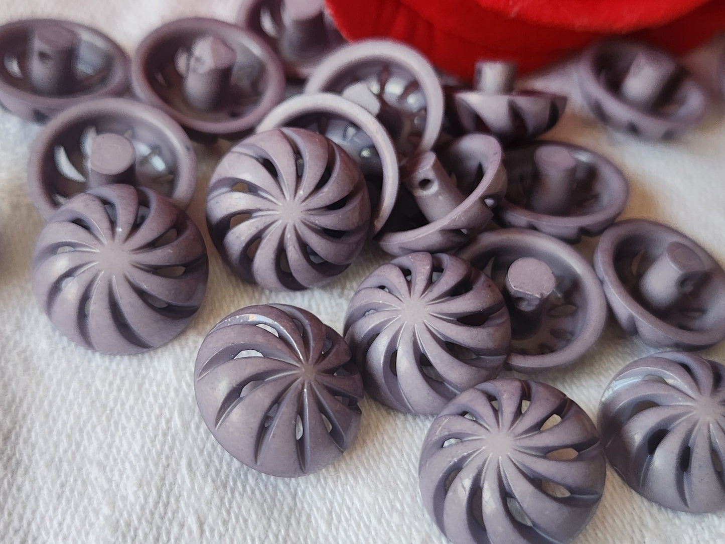 Lot 18 boutons vintage violet mat ajouré spirale pied 1,4 cm ref 1480