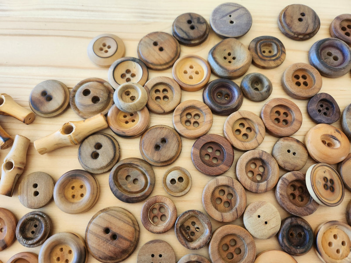Gros lot de boutons en bois anciens brut trous listing en photo T10