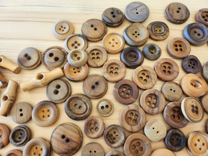 Gros lot de boutons en bois anciens brut trous listing en photo T10