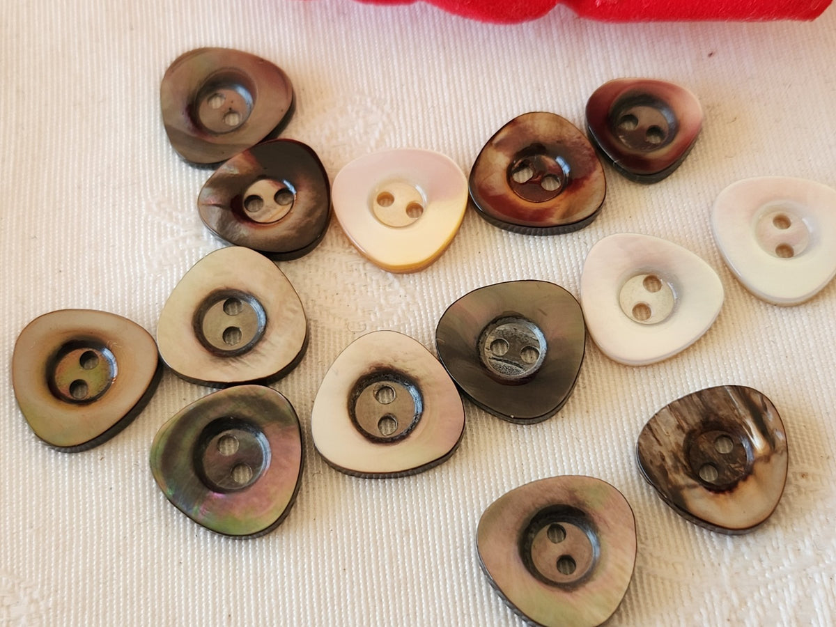 Lot 14 boutons ancien en nacre panaché 1,4 cm (13) et 1,2 cm (1) ref 6646