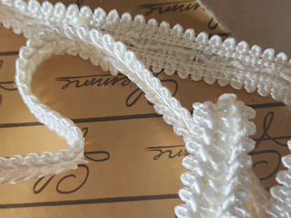 Galon vintage blanc satiné rehaussé de sequin  2 mètres sur 1,6 cm A2