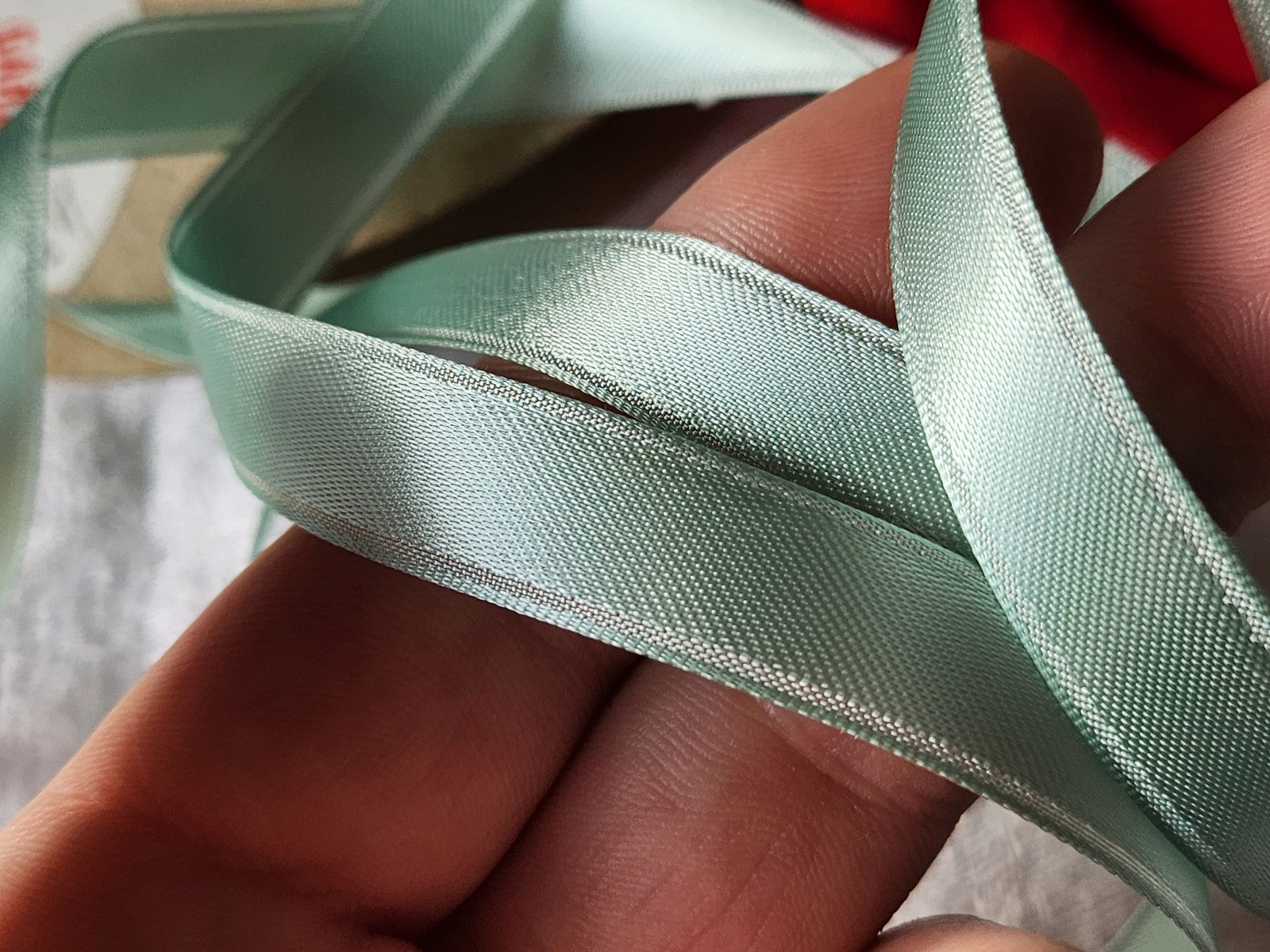 Ruban fin ancien rayonne vert  5 mètres sur 1,2 cm soie artificielle  A4 n°32