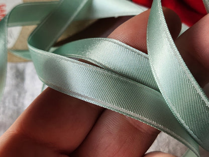Ruban fin ancien rayonne vert  5 mètres sur 1,2 cm soie artificielle  A4 n°32