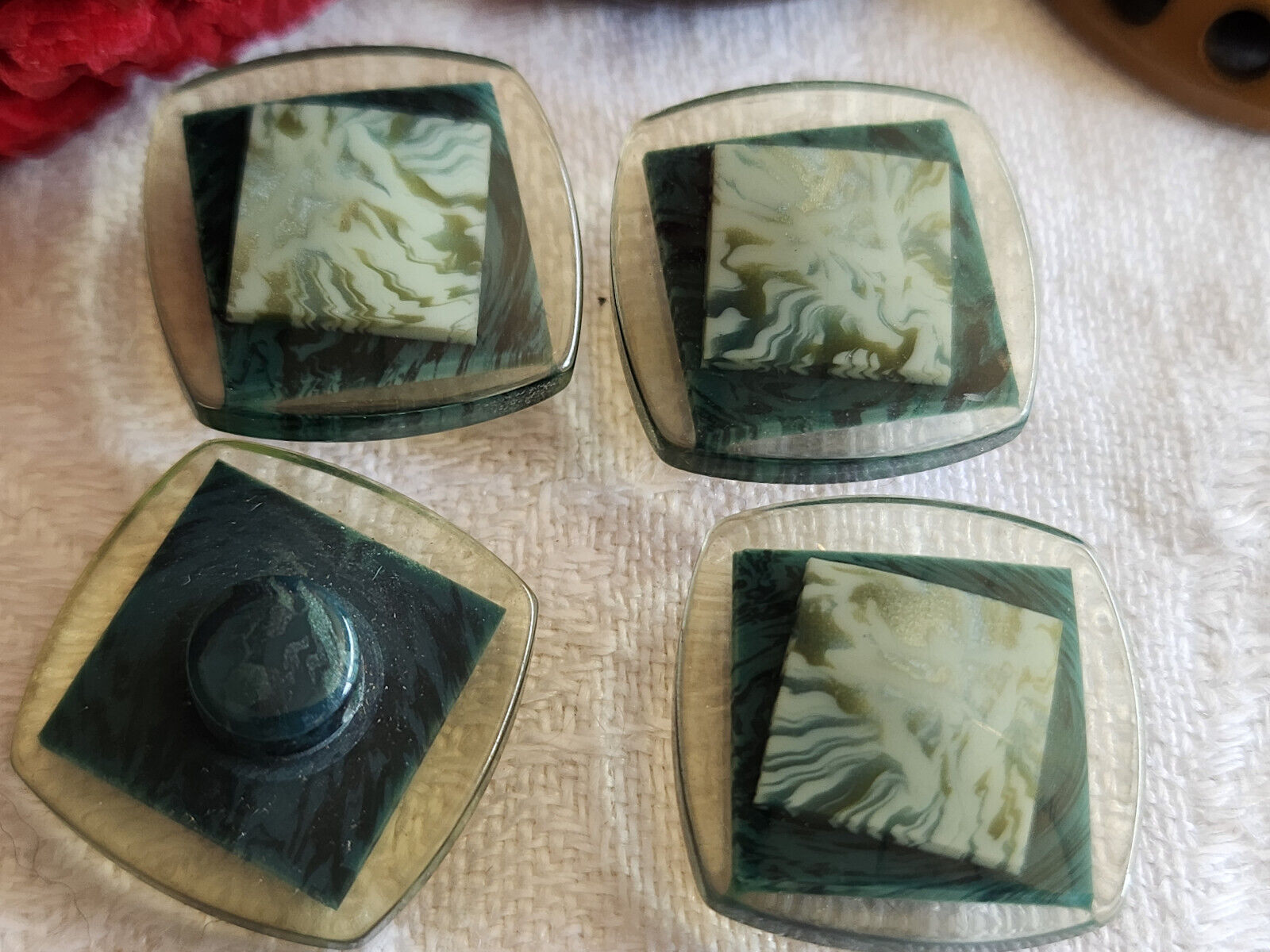 Lot 4 boutons vintage vert jolis carré pied 1,8 cm ref 2707