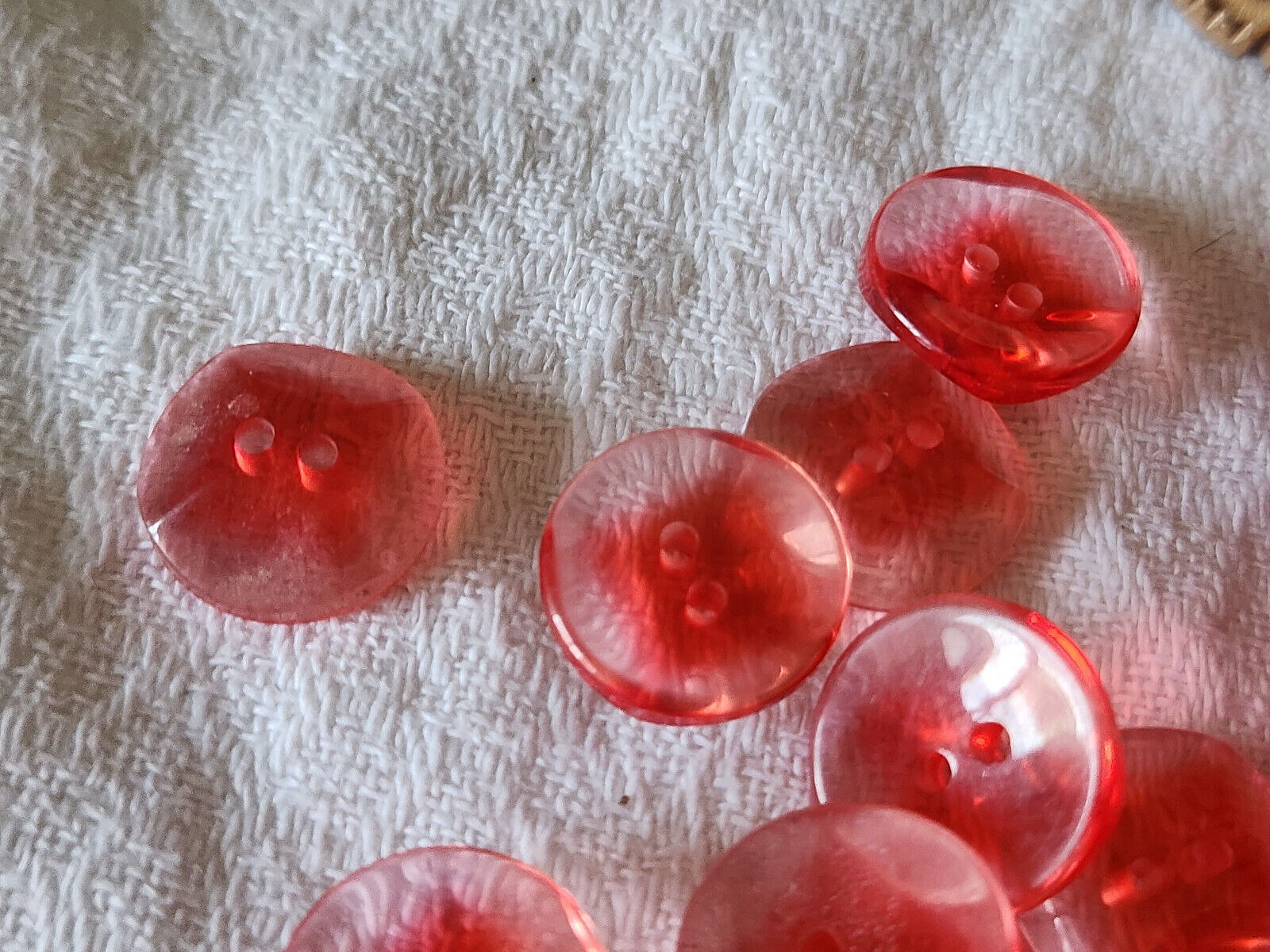 Lot 20  boutons vintage rouge transparent à trous 1,5 cm ref 3150