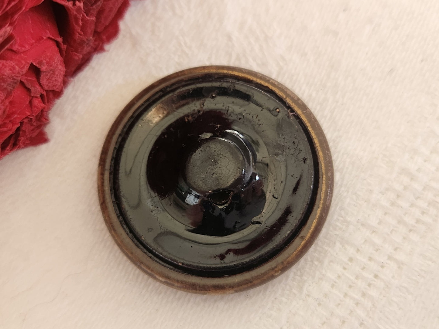 bouton ancien en celluloïd motif fond marron  à pied  2,6 cm D7D