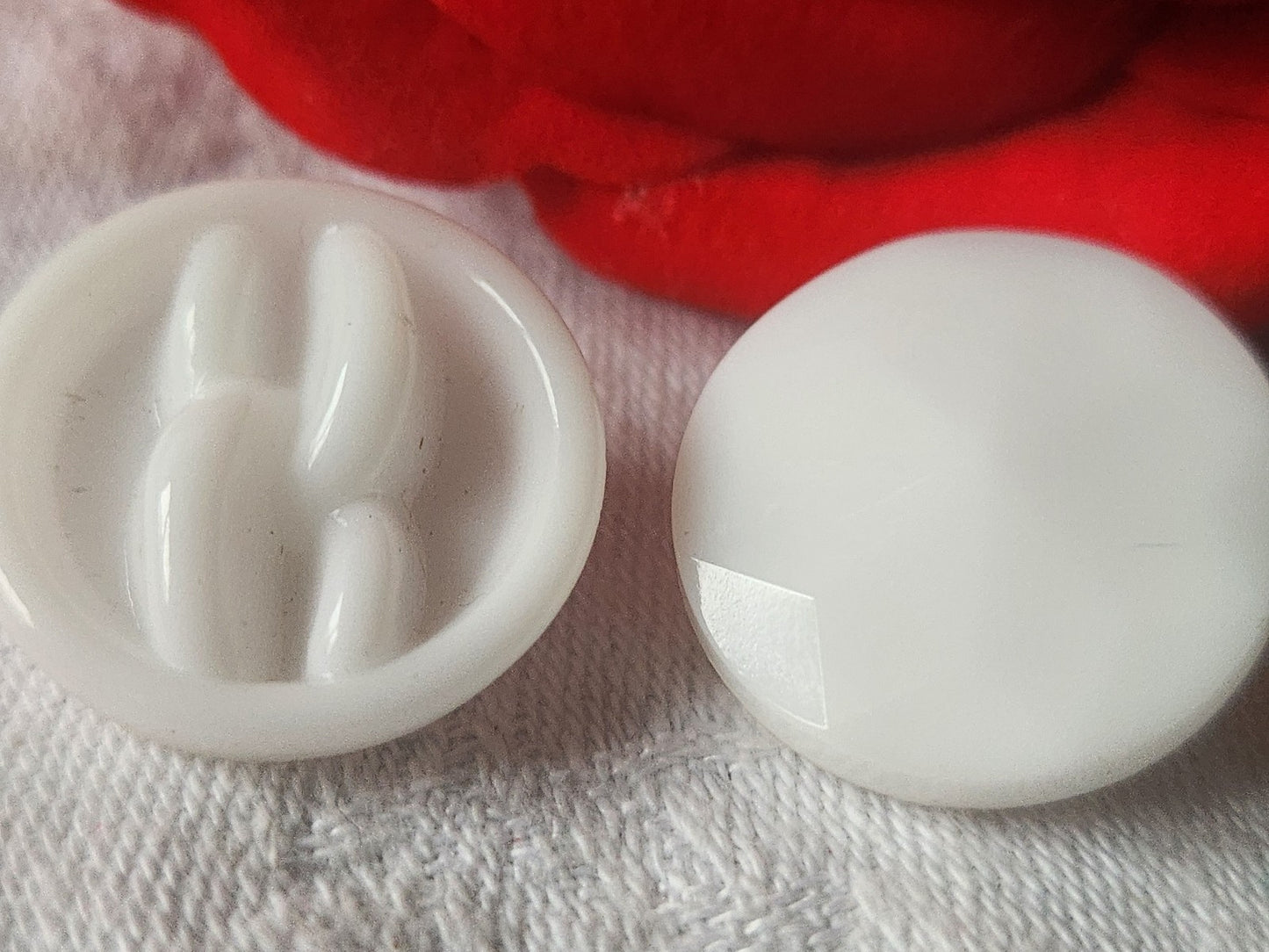 Duo gros boutons anciens en verre blanc vintage 2,2 cm D9J