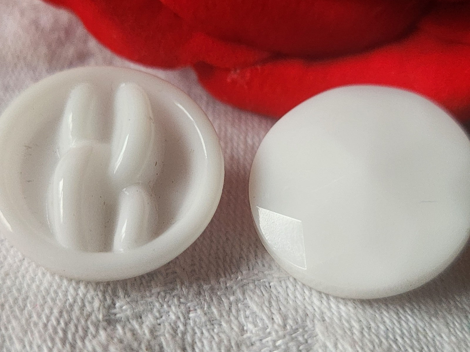 Duo gros boutons anciens en verre blanc vintage 2,2 cm D9J