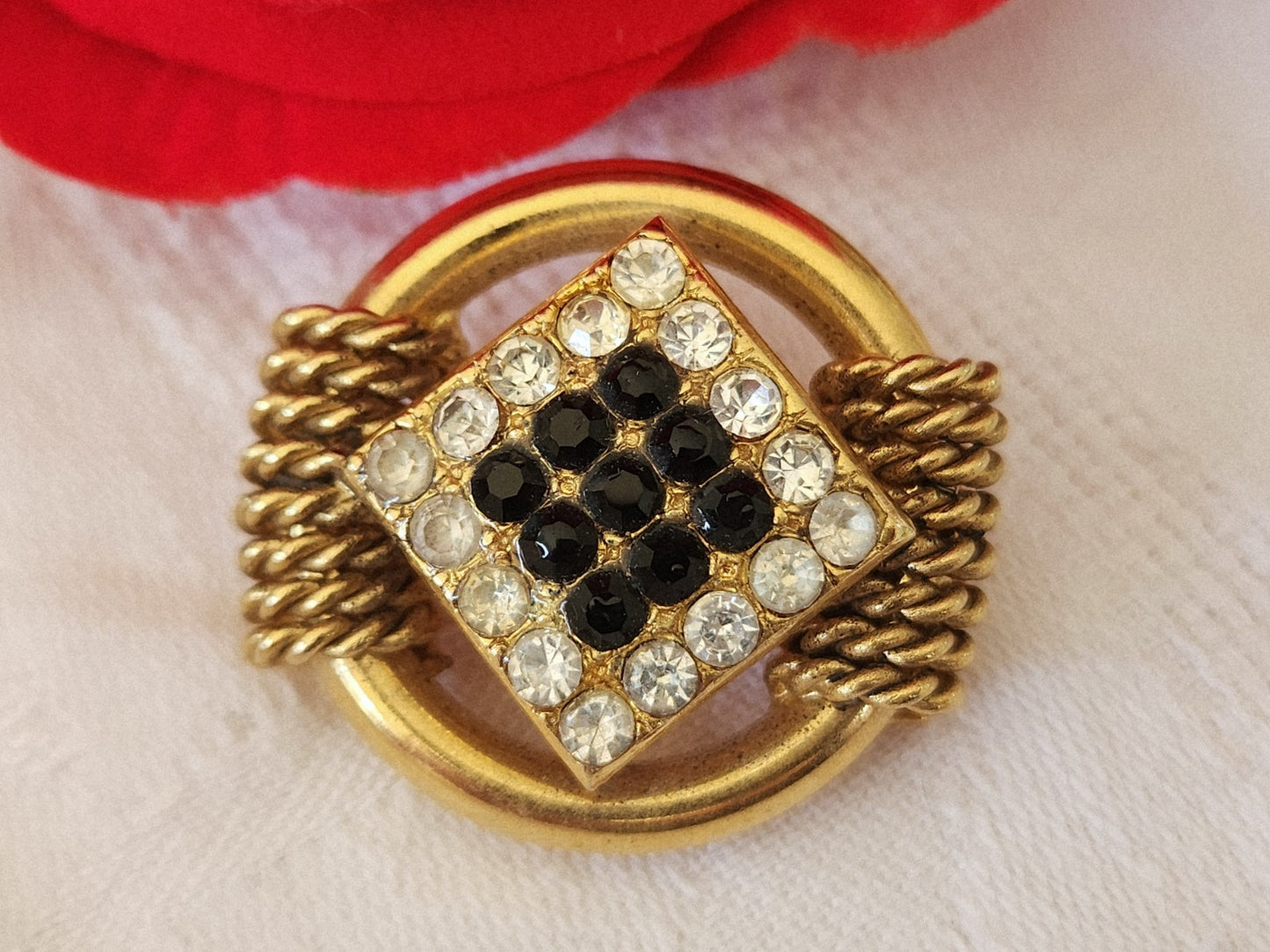 Superbe et gros bouton vintage metal paré de strass doré 3,1 cm ref 3883