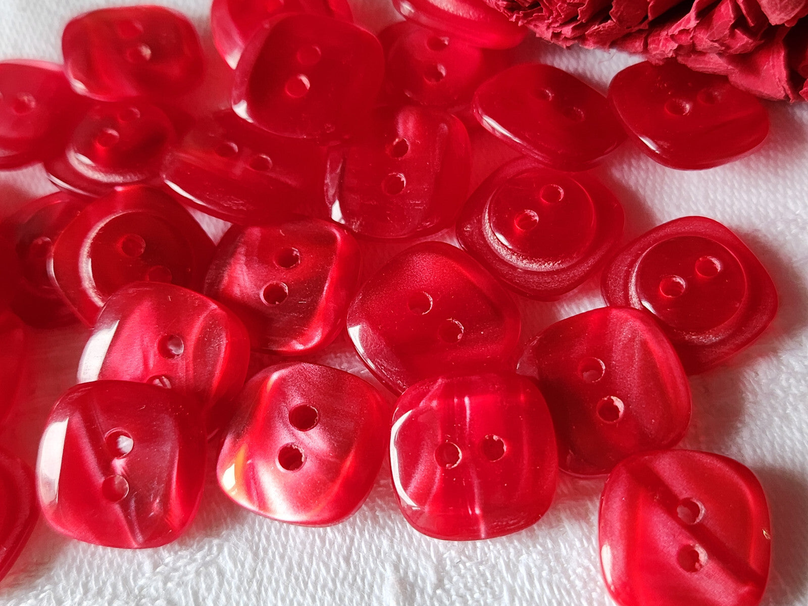 Lot 16 petits boutons vintage rouge  nacré effet iminacre  carré 1,3 cm ref 3336