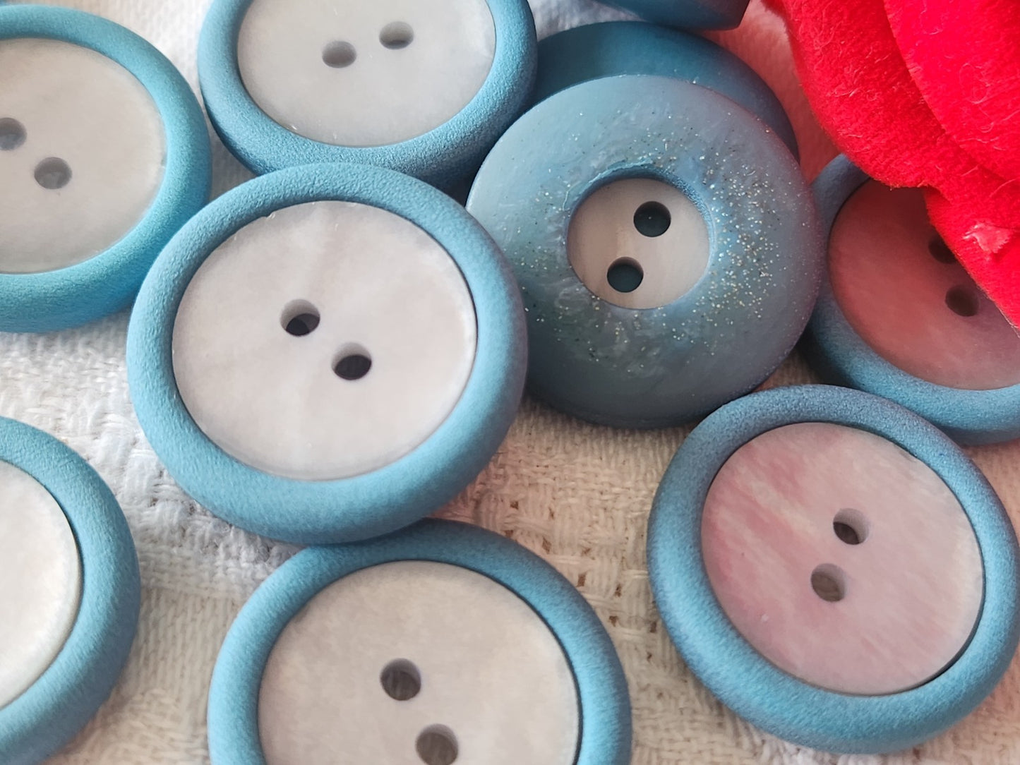 Lot 10  boutons vintage bleu deux tons à trous 2,2  ref 3957