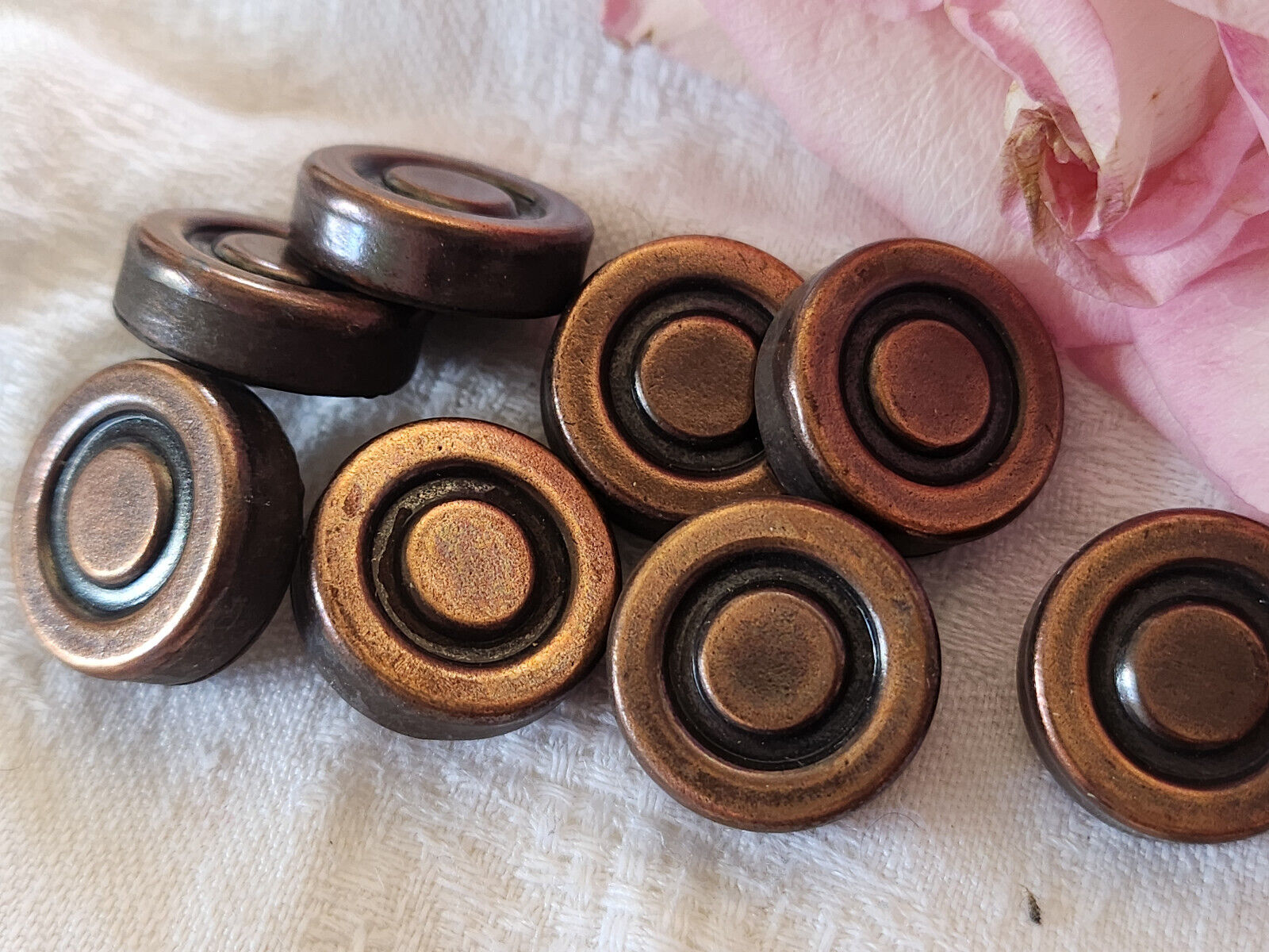 Lot 8 boutons vintage en métal cuivré à pied 1,8 cm ref 0089