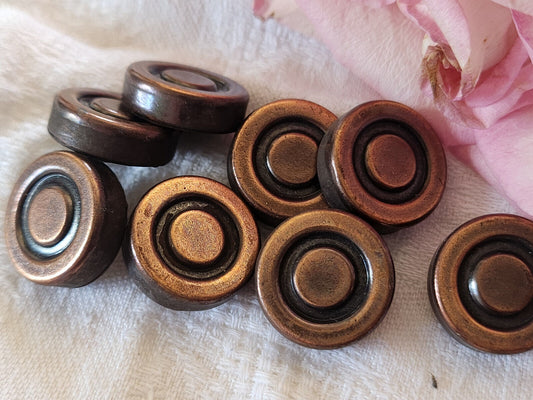 Lot 8 boutons vintage en métal cuivré à pied 1,8 cm ref 0089
