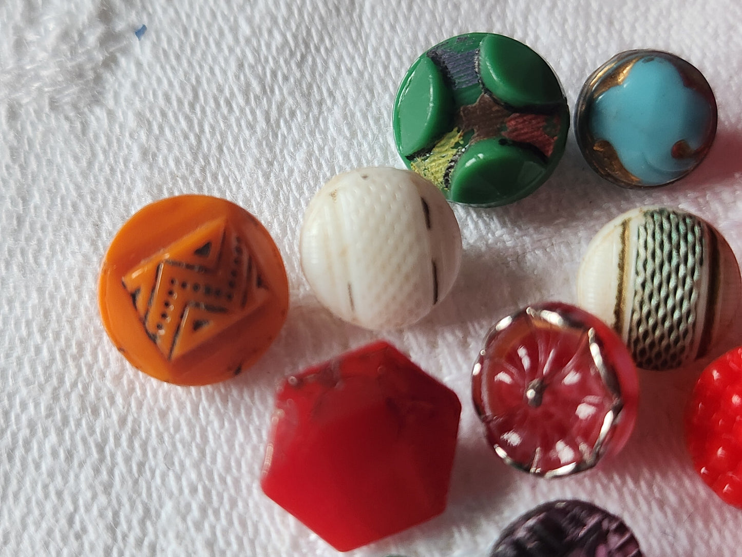 Lot 16 mini boutons anciens en verre  collection 0,7 à 1 cm ref 4847