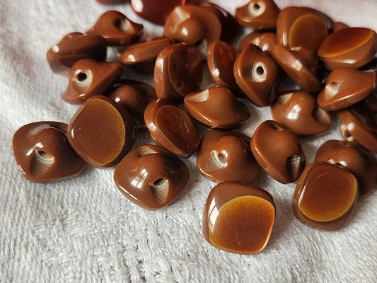 Lot 18 mini  boutons vintage à pied jolis carré marron foncé  1 cm ref 360