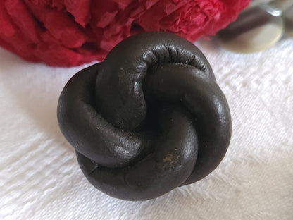 Gros bouton ancien en cuir 3,4 cm marron volume parurier collection ref 4926