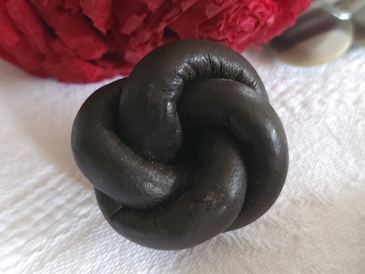 Gros bouton ancien en cuir 3,4 cm marron volume parurier collection ref 4926