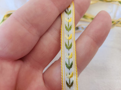 Galon  motif fleur jaune vert  5 mètres sur 1,1 cm A2