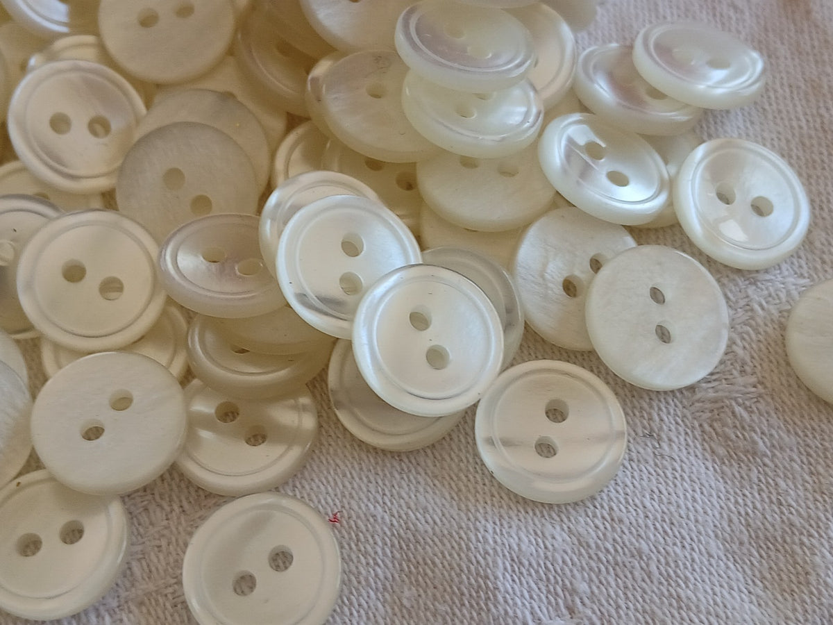 Lot 50 boutons vintage blanc nacré acrylique trous 1,4 cm ou 14 mm ref 6488