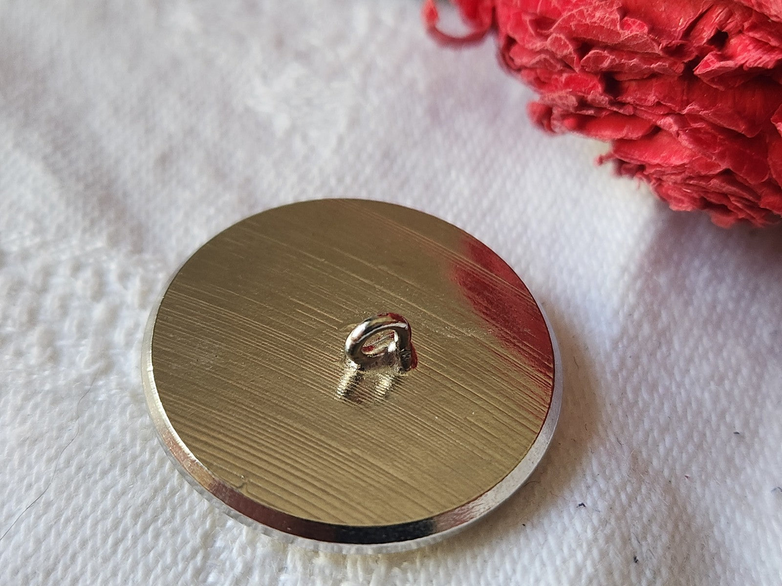 Gros bouton ancien en metal jaune coeur en nacre 2,4 cm ref 5392