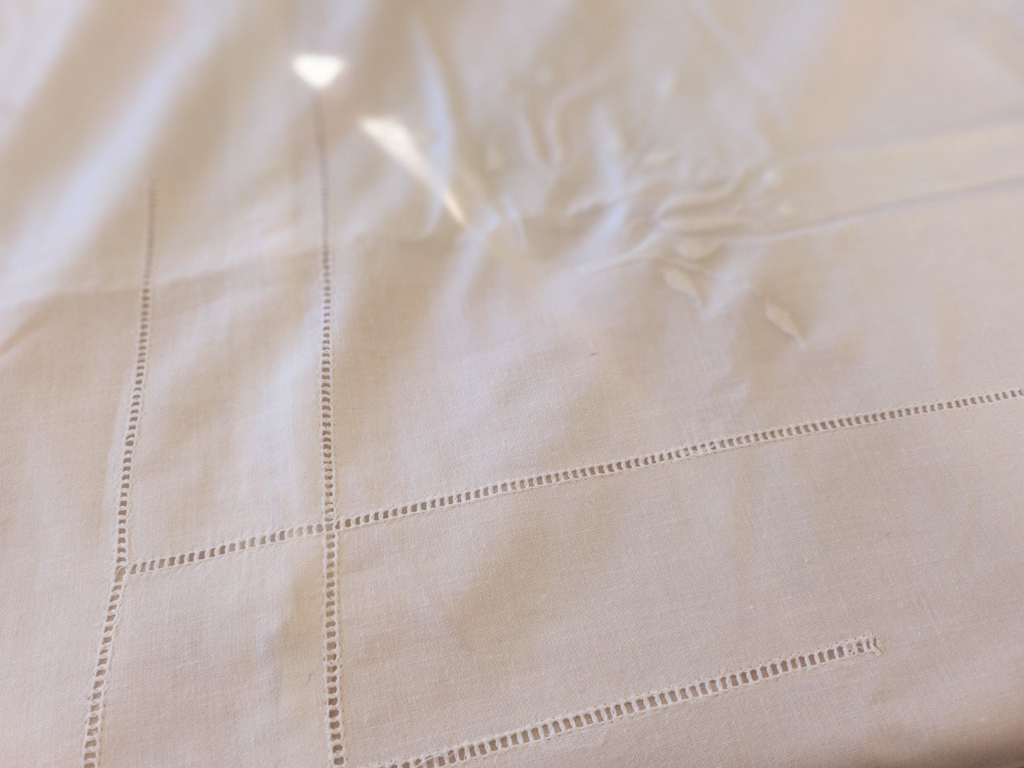 Ancienne housse d'édredon broderie froufrou petit jour B6