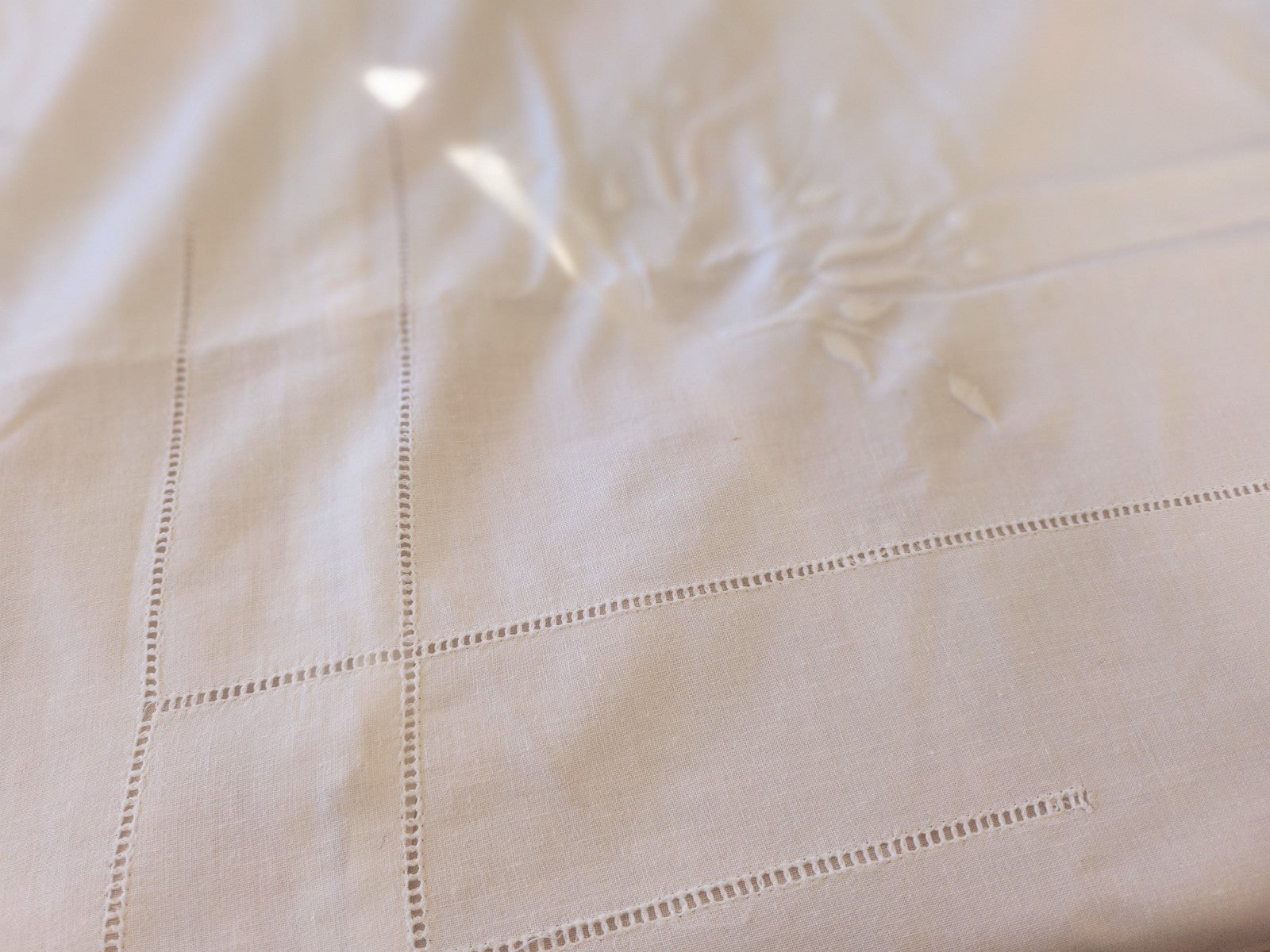 Ancienne housse d'édredon broderie froufrou petit jour B6