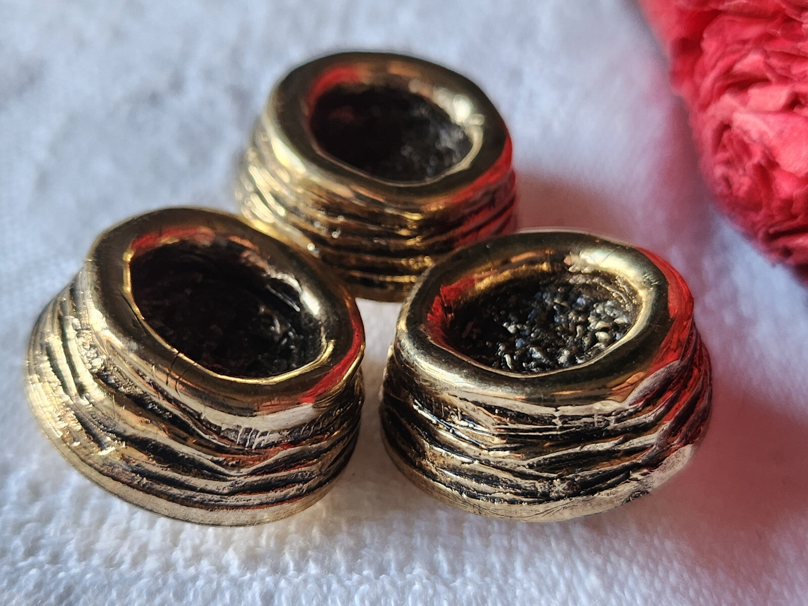 Trio hauts boutons vintage en résine doré volume pied 2,3 cm ref 5809