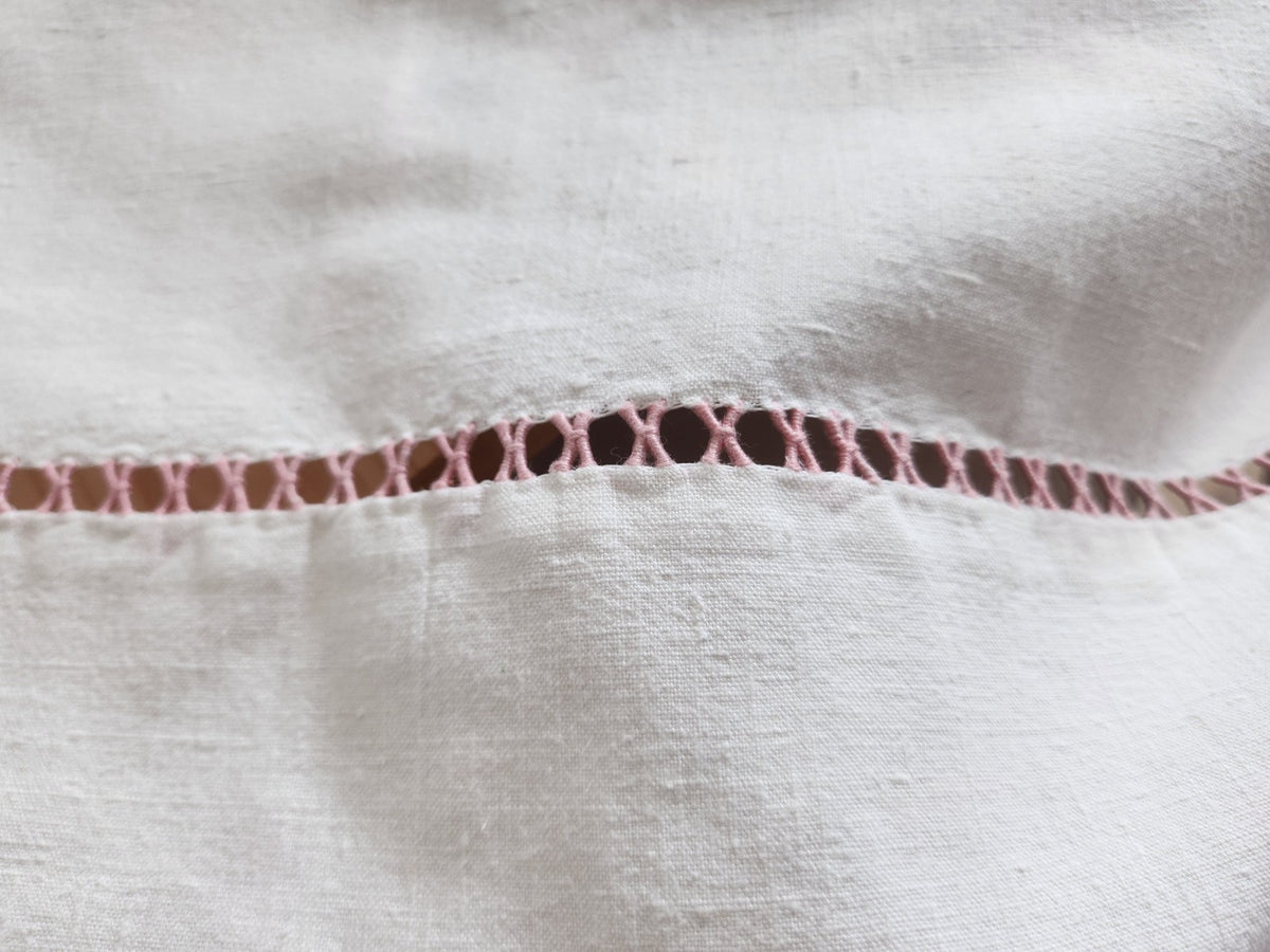 Ancien drap blanc monogramme MT rose et jour tirés B6