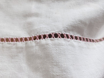 Ancien drap blanc monogramme MT rose et jour tirés B6